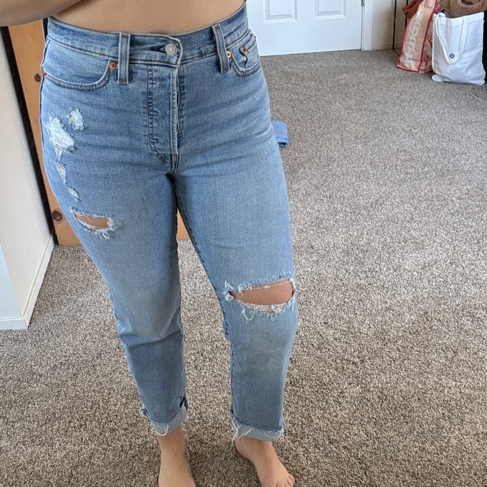 Levi’s Wedgie Straight Distressed jeans